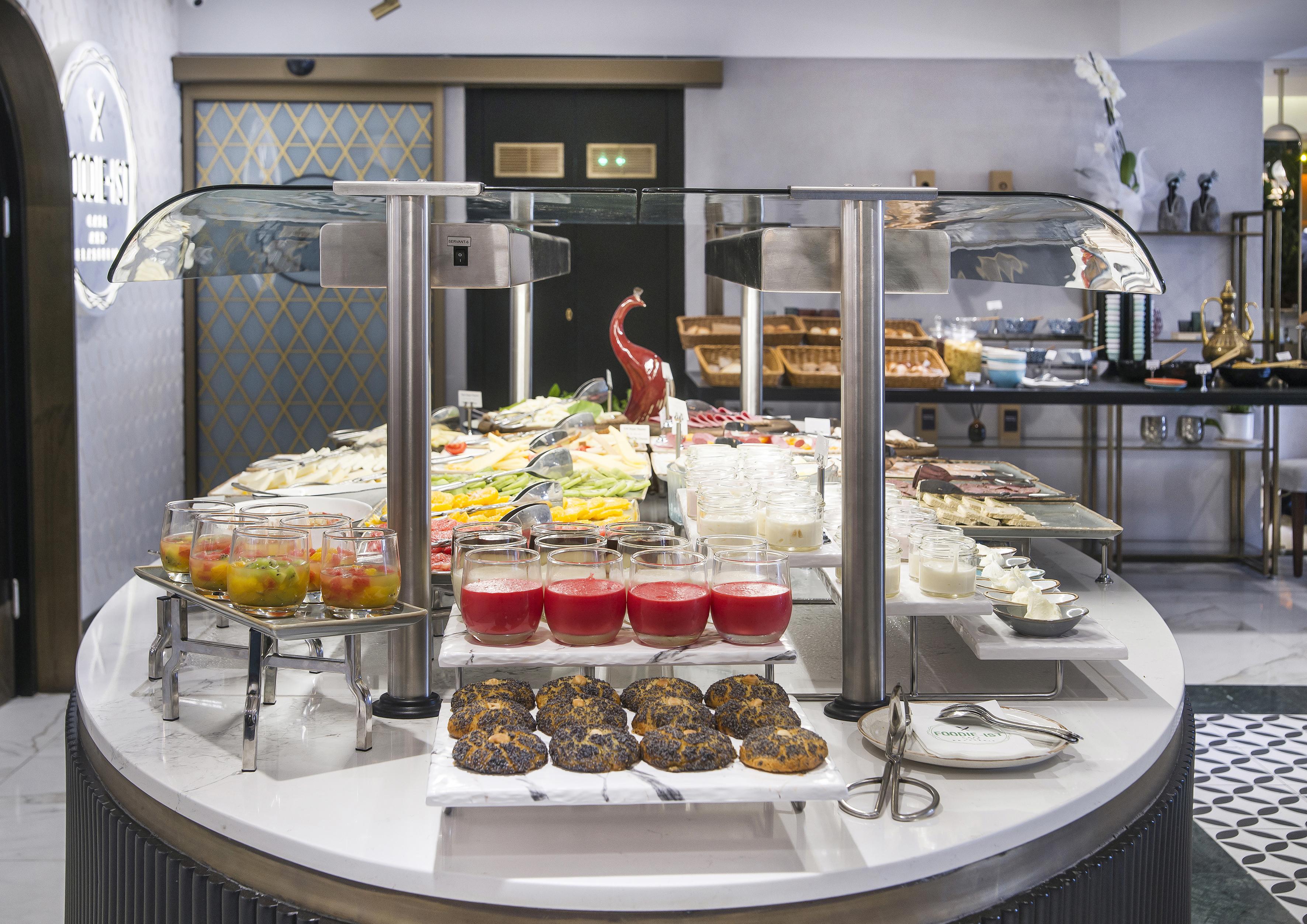 Vogue Hotel Supreme איסטמבול מראה חיצוני תמונה A buffet at a hotel